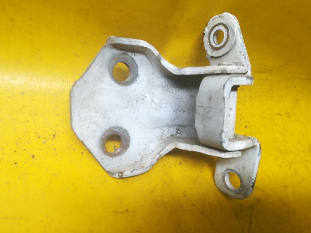Петля двери к Mazda 323 1996
