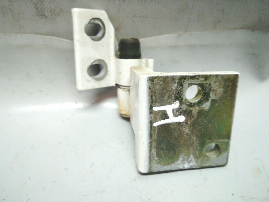 Петля двери к Peugeot 406 1997