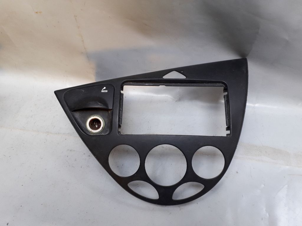 Рамка под магнитолу к Ford Focus 2001
