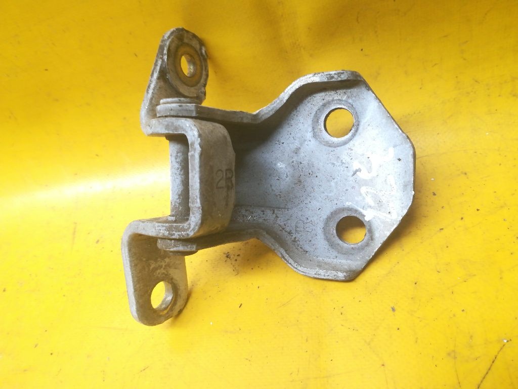 Петля двери к Mazda 323 1996