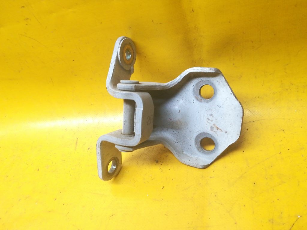 Петля двери к Mazda 323 1995