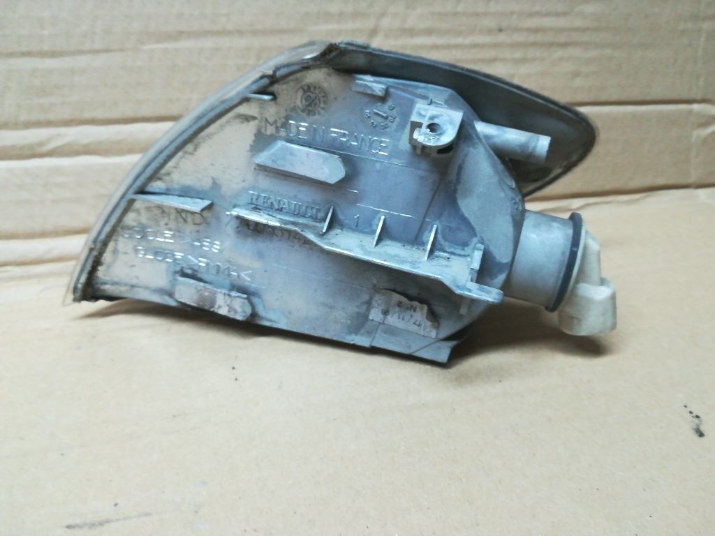 Поворотник правый к Renault Megane 1999