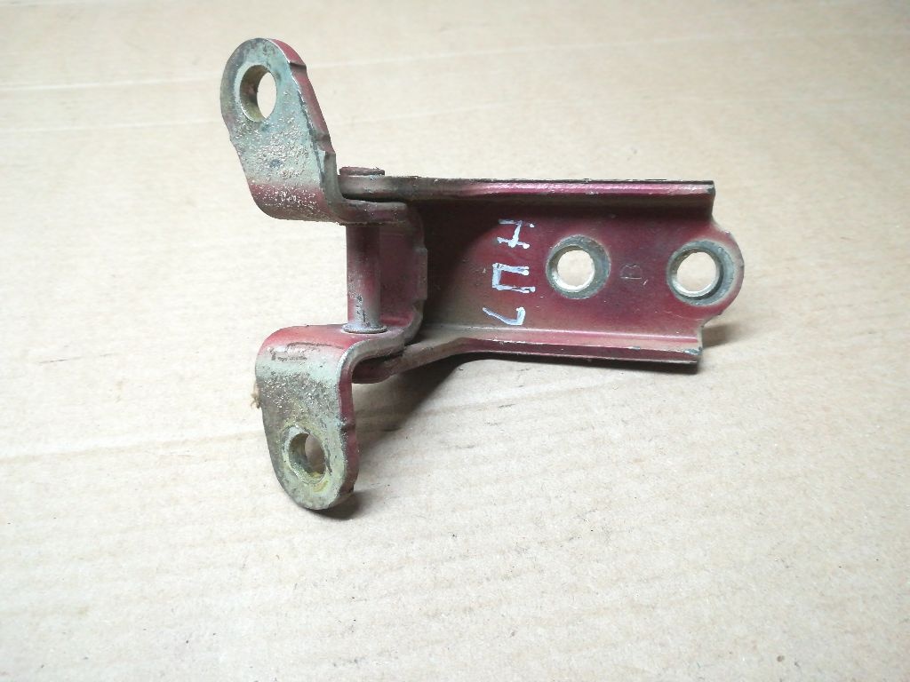 Петля двери к Suzuki Verona 2003