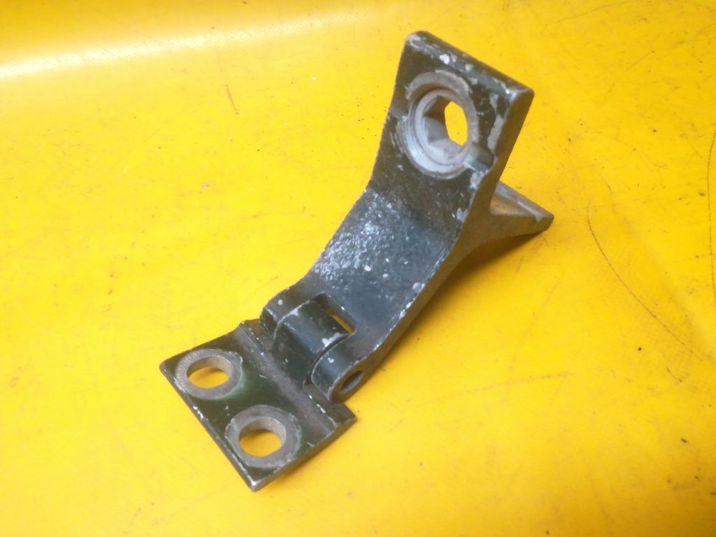 Петля двери к Audi 80 1988