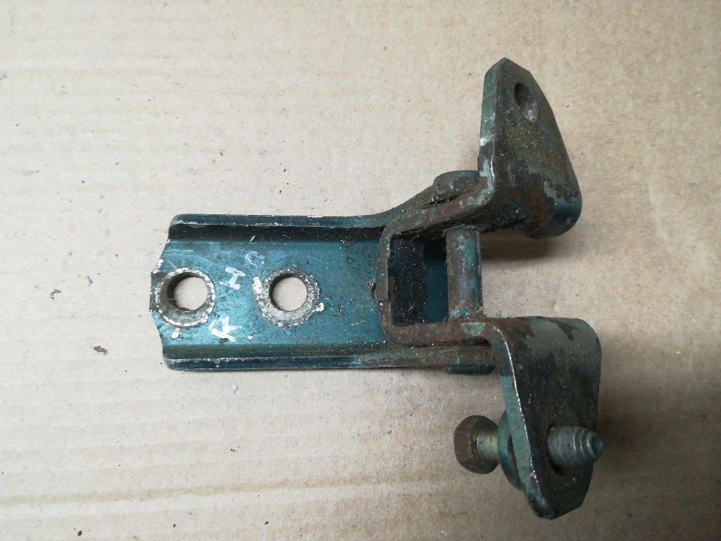 Петля двери к Mitsubishi Galant 2001