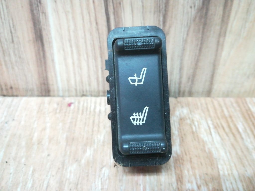 Кнопка  к Chrysler Pacifica 2004