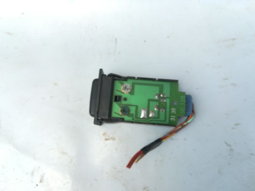 Кнопка противотуманных фар к Suzuki Swift 1993