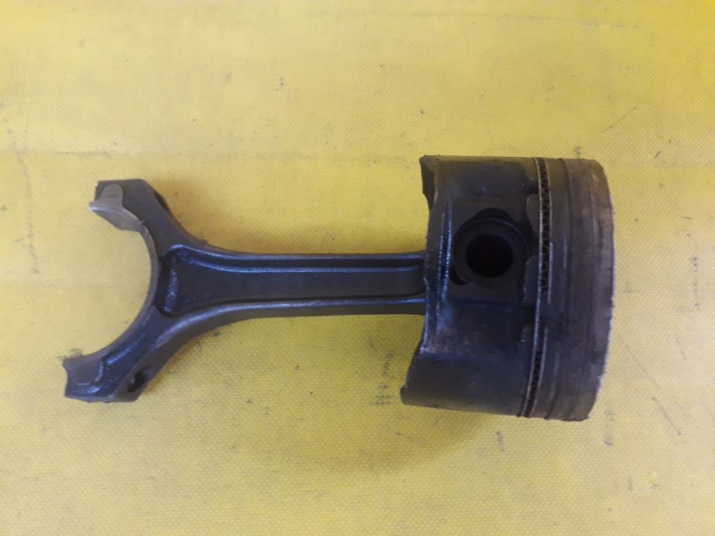 Поршень к Mazda MPV 2000
