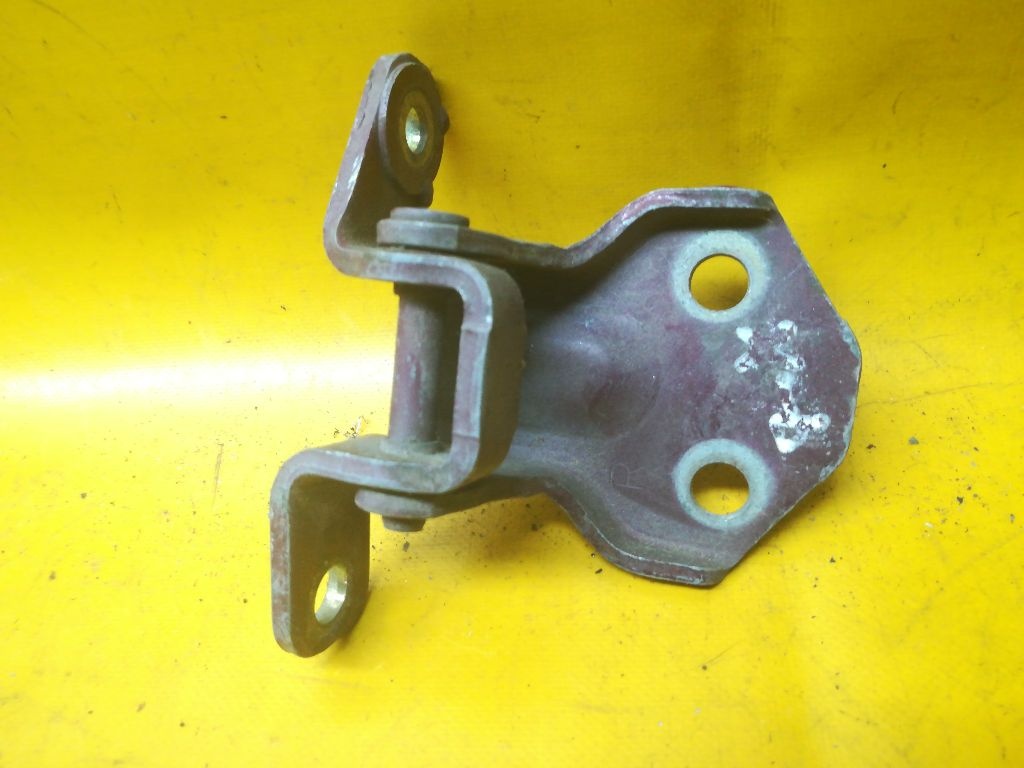 Петля двери к Mazda 323 1996