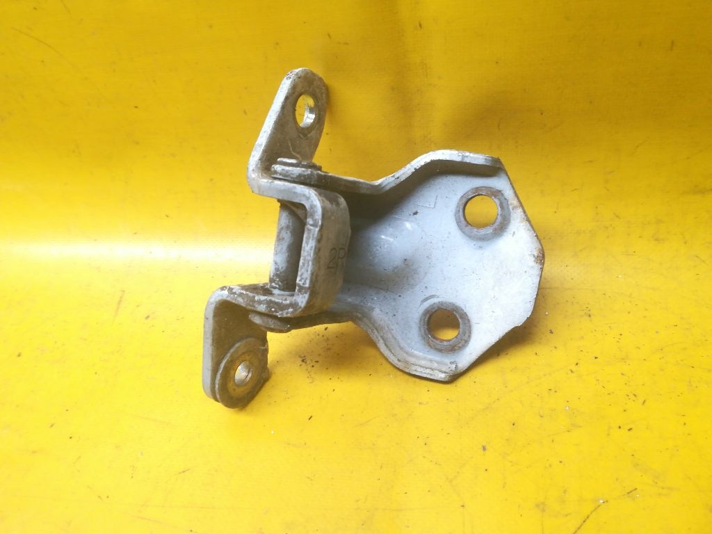 Петля двери к Mazda 323 1995