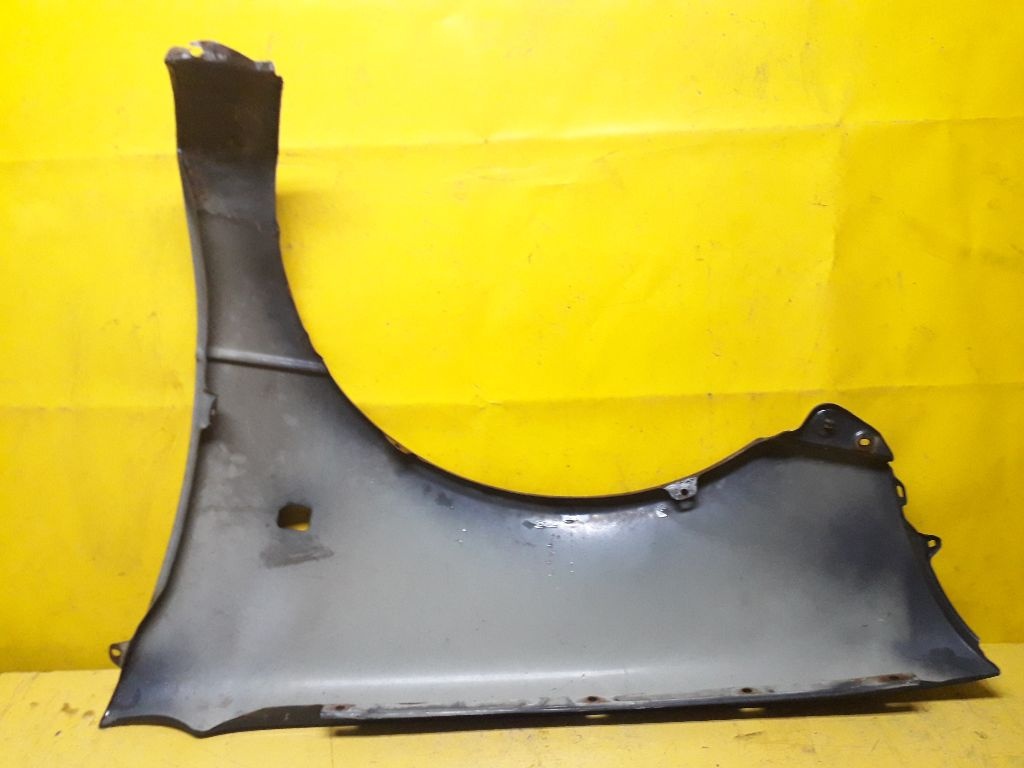 Крыло переднее правое к Suzuki Swift 1995