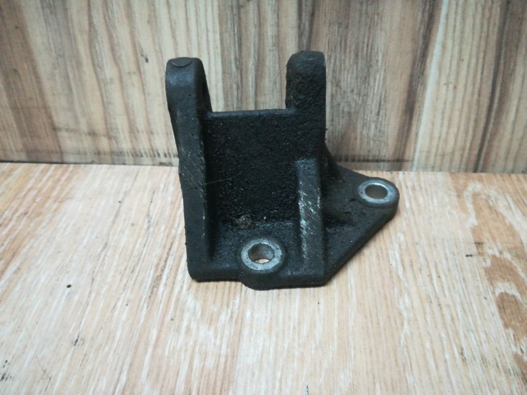 Кронштейн генератора к Mazda 626 1995