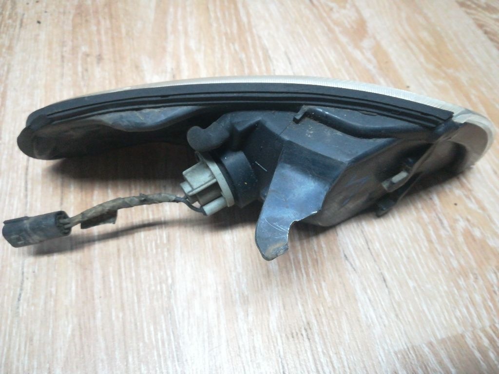Поворотник левый к Mazda 626 1995
