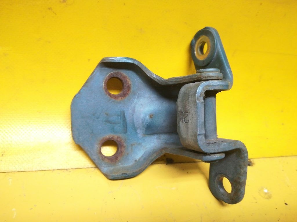 Петля двери к Mazda 323 1995