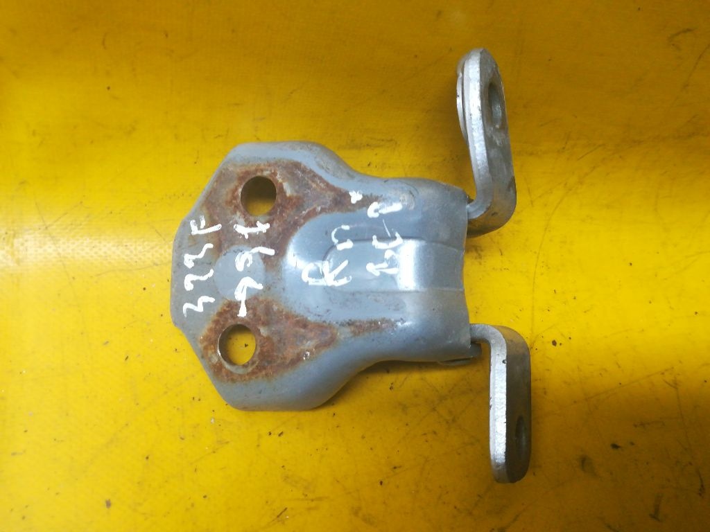 Петля двери к Mazda 323 1997