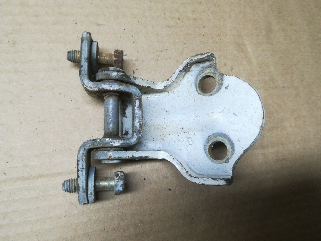 Петля двери к Mitsubishi Galant 2001