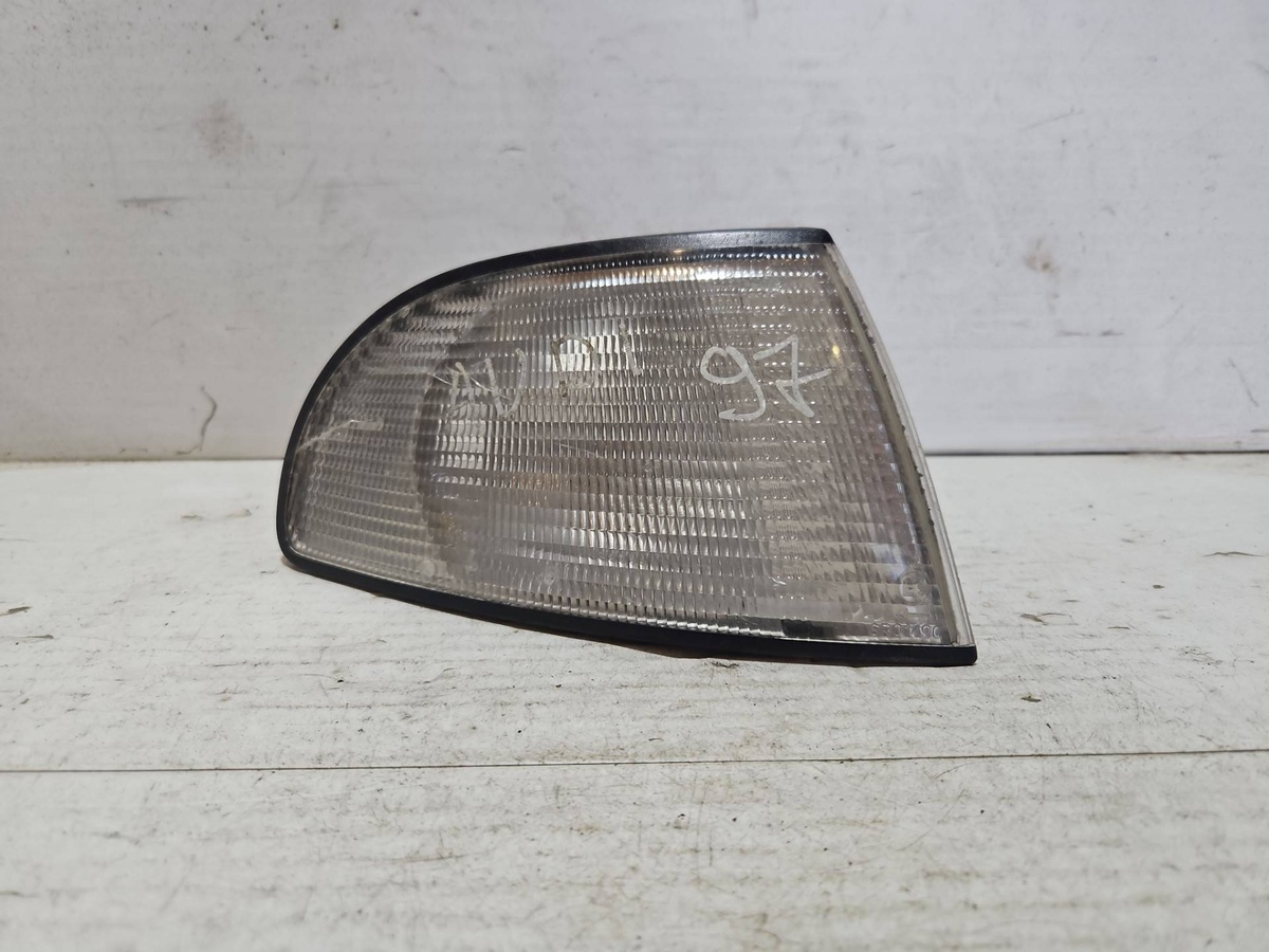 Поворотник правый к Audi A4 1997