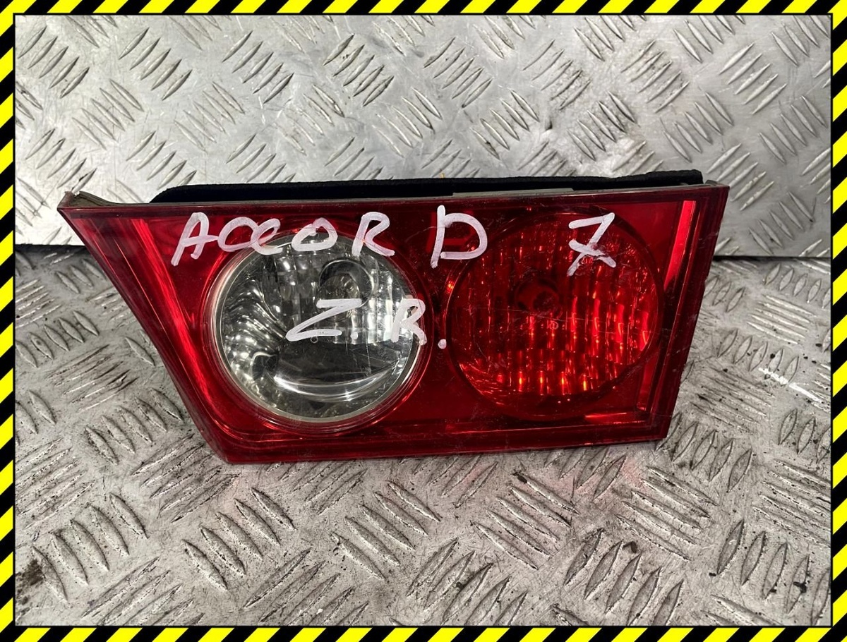 Фонарь крышки багажника правый к Honda Accord 2004