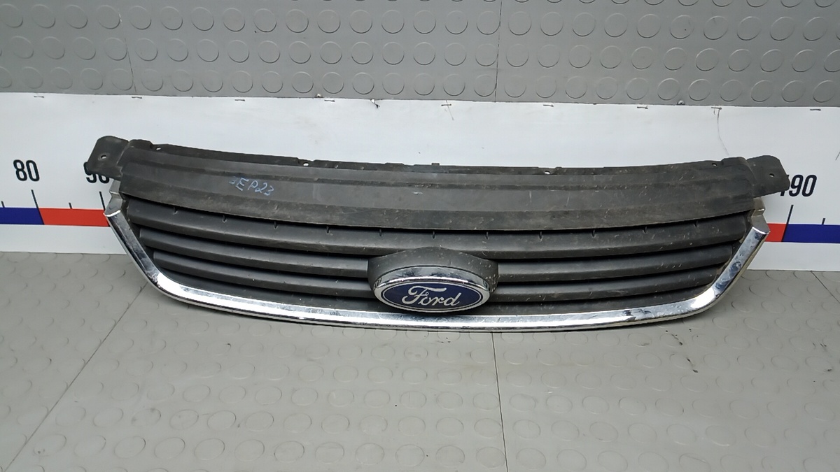 Решетка радиатора к Ford Kuga 2010