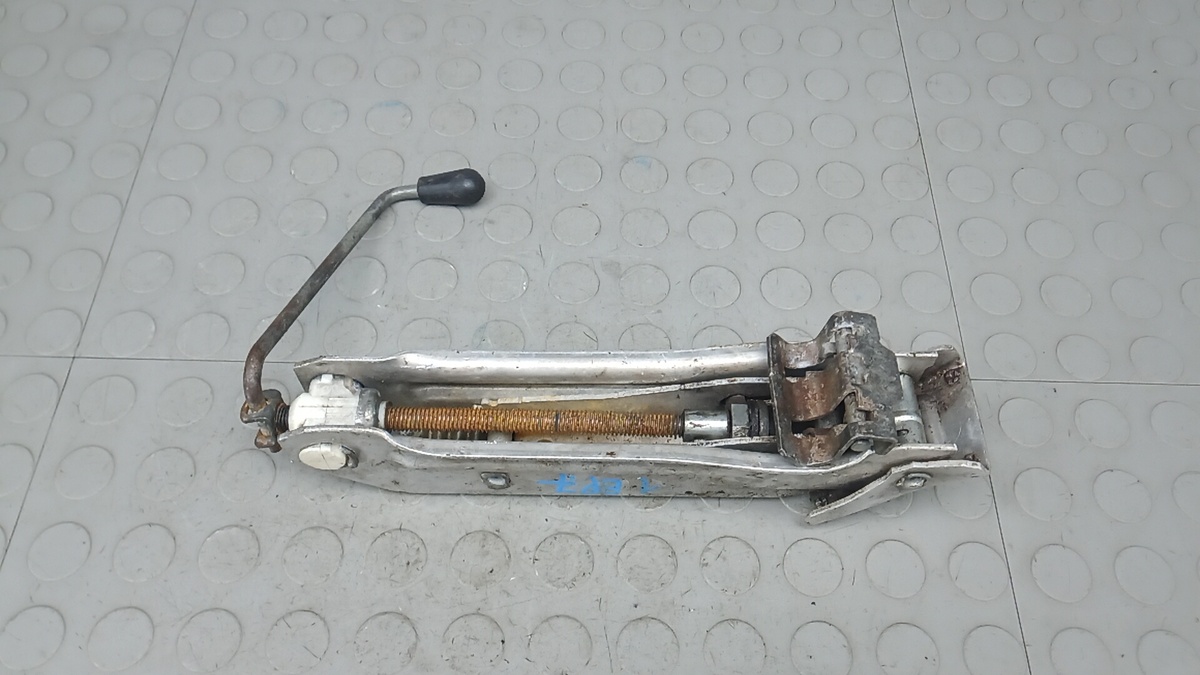 Домкрат к Volkswagen Tiguan 2009