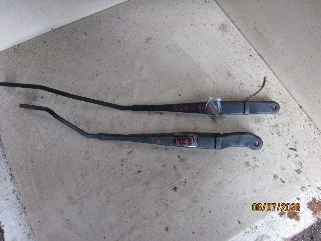 Щеткодержатель к Peugeot 406 2000