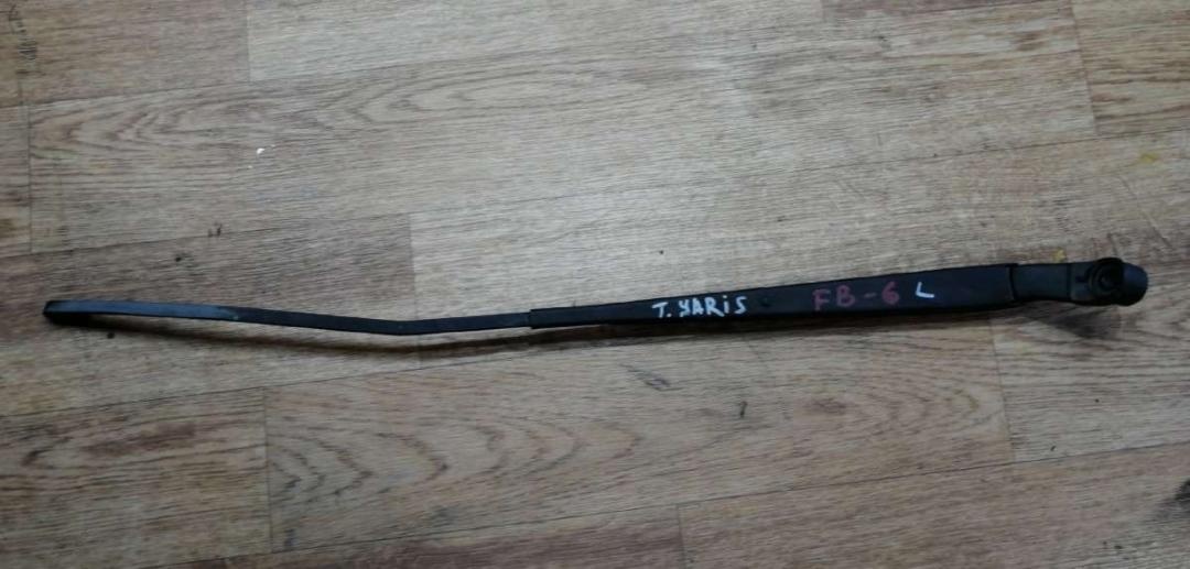 Щеткодержатель к Toyota Yaris 2001