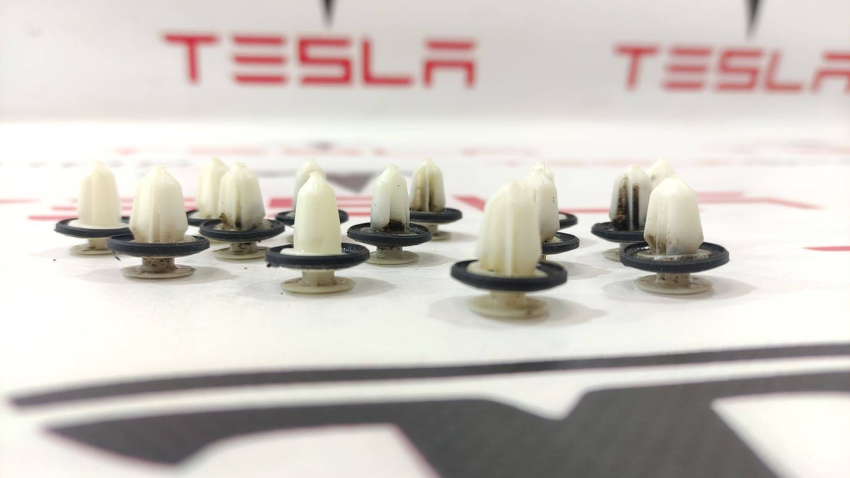 Клипса к Tesla Model Y 2020