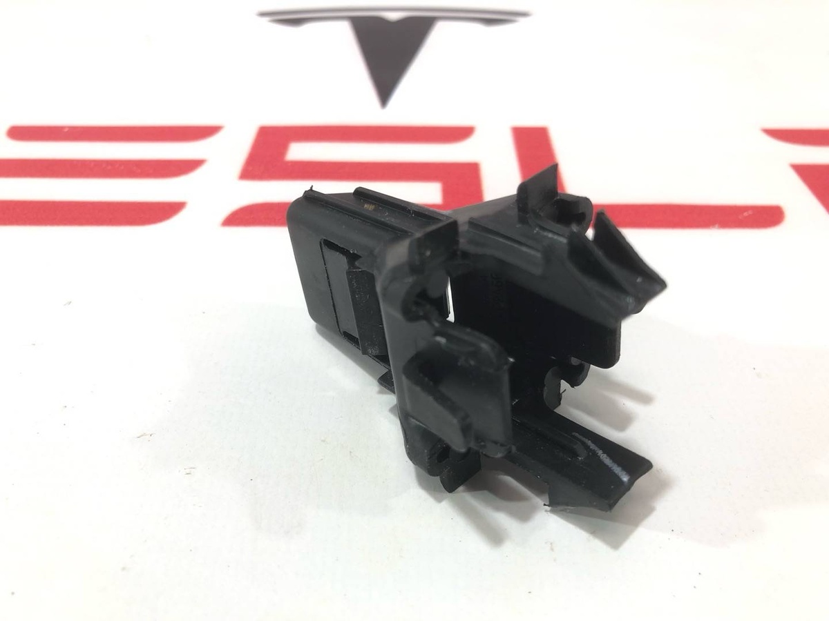 Клипса к Tesla Model 3 2022