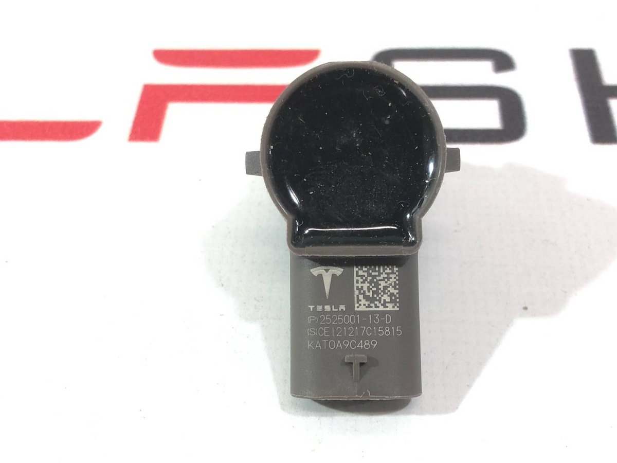 Датчик парктроника к Tesla Model Y 2022