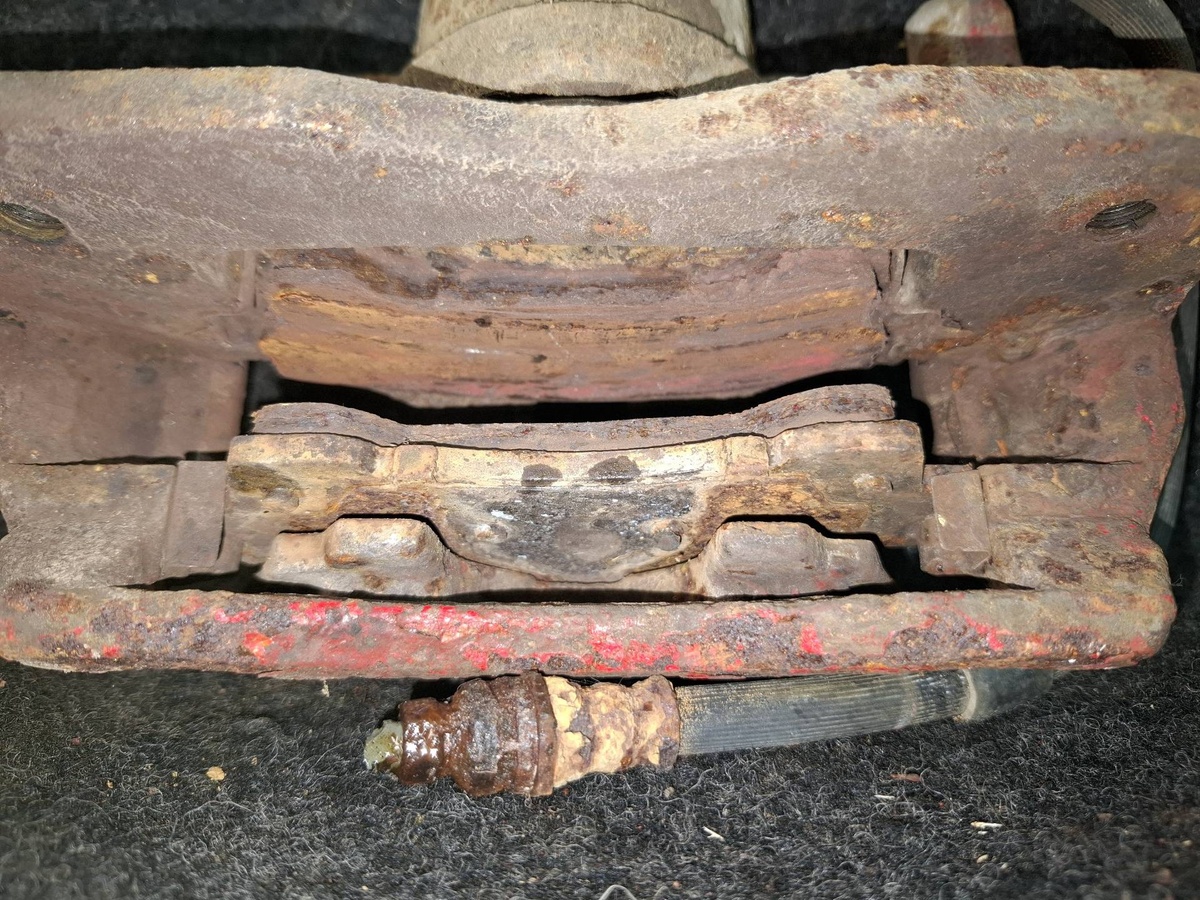 Суппорт передний правый к Mazda 323 2000