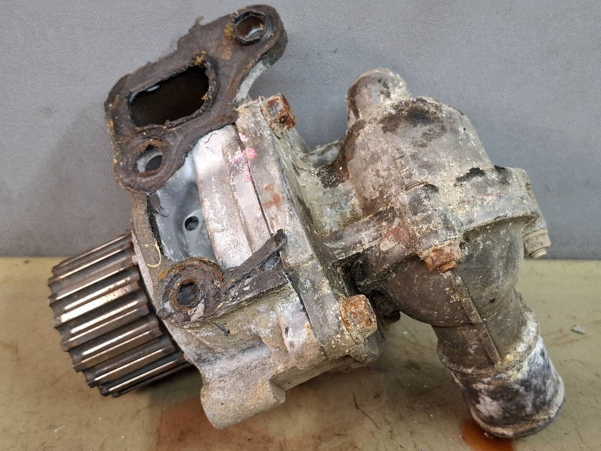 Помпа к Mazda 323 2000