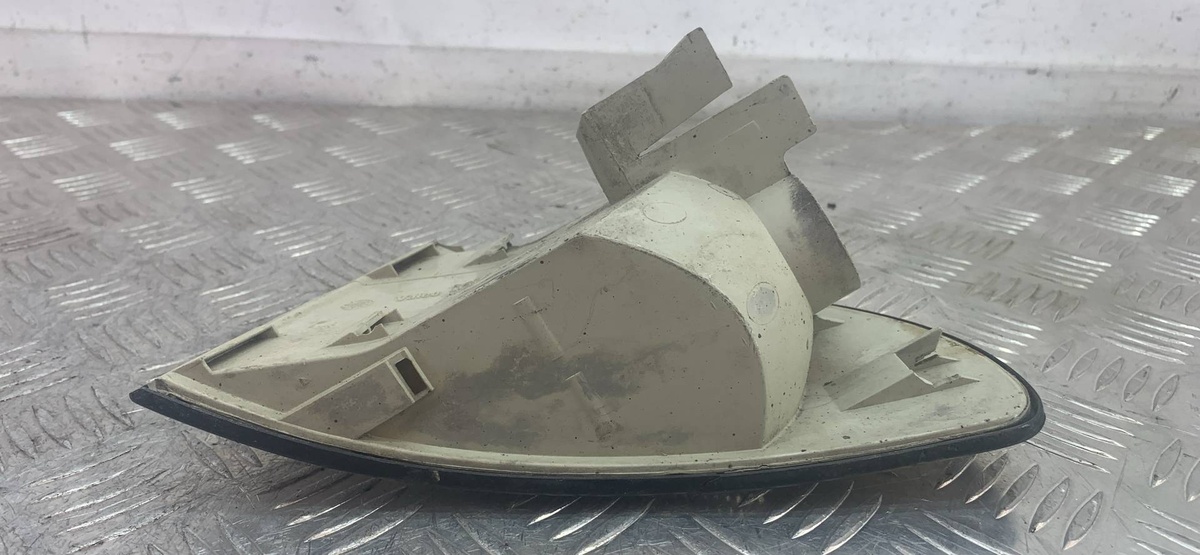 Поворотник правый к Audi A4 1997