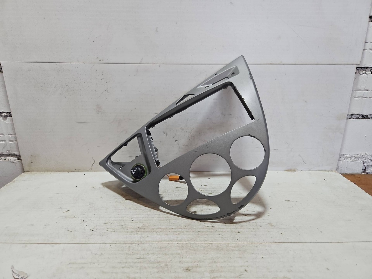 Рамка под магнитолу к Ford Focus 2000
