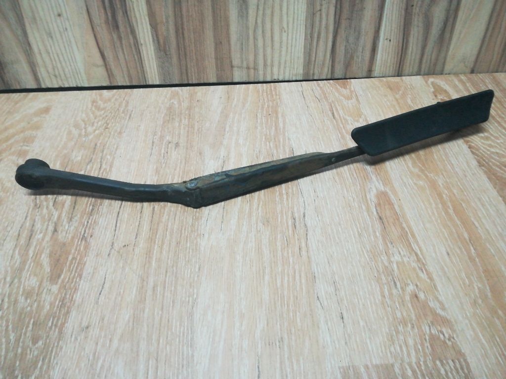 Щеткодержатель к Mazda 626 1995