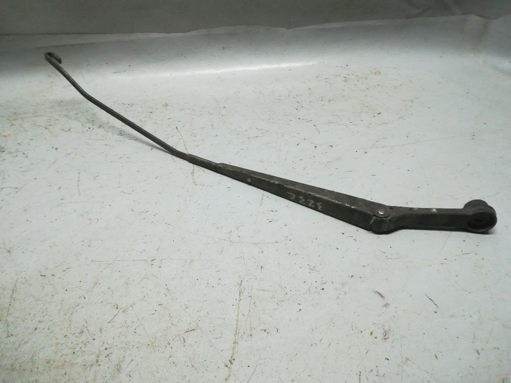 Щеткодержатель к Mazda 323 1995