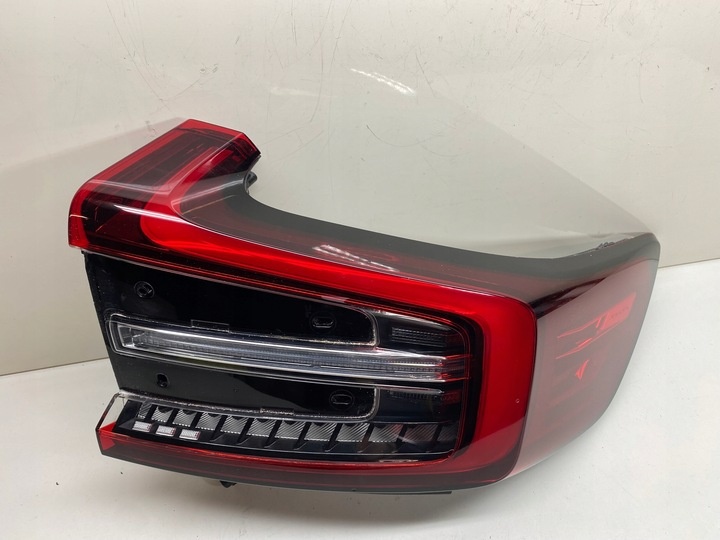 Фонарь задний правый к Volvo C40 2021