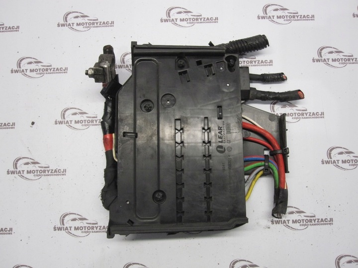 Блок предохранителей к Ford C-MAX 2010