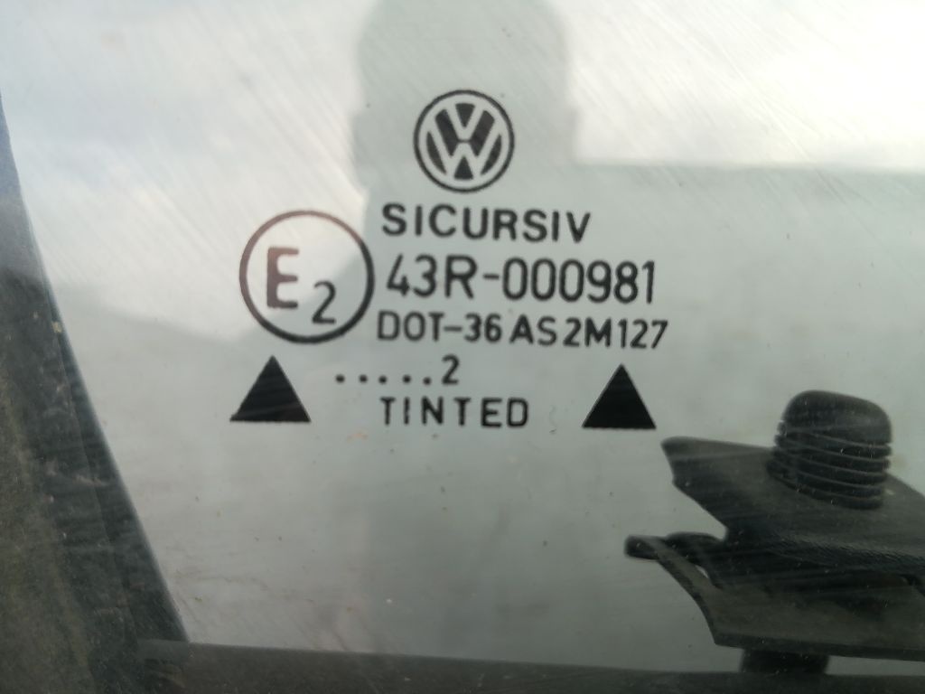 Стекло двери передней правой к Volkswagen Passat 1992