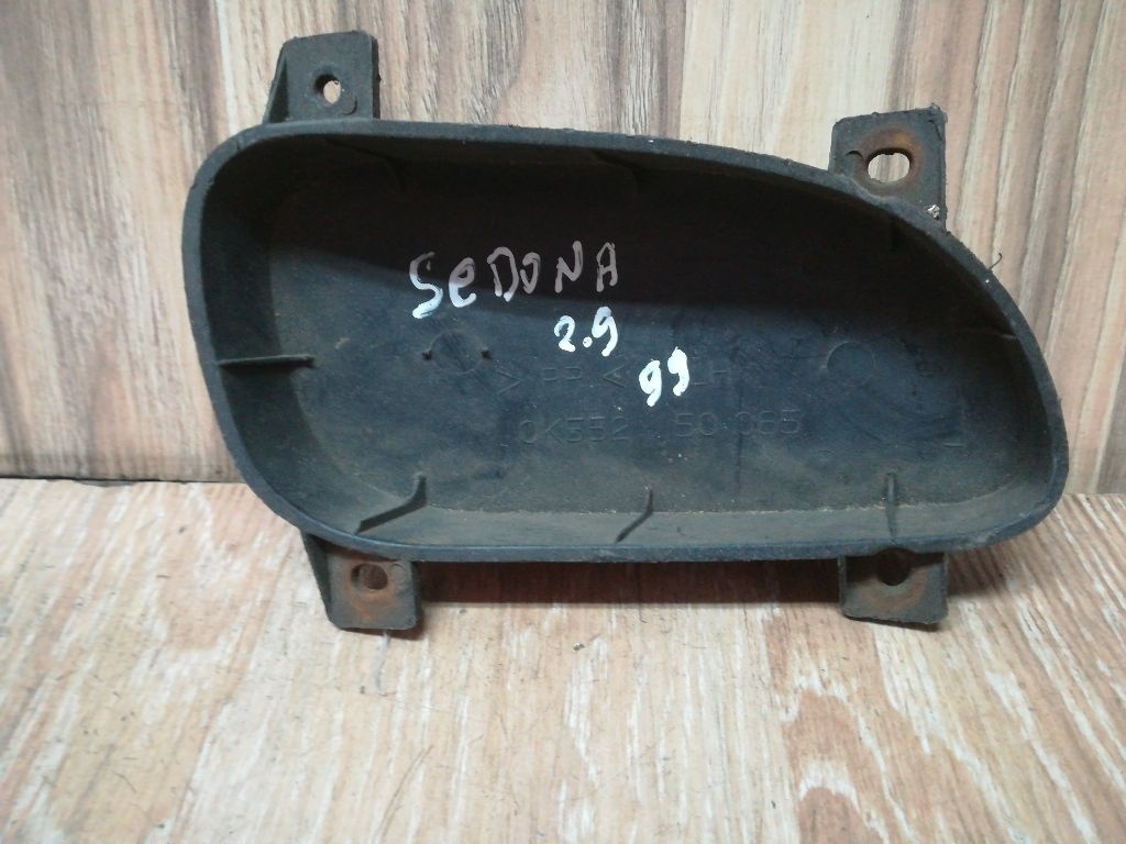 Заглушка (решетка) в бампер передний к Kia Sedona 2003