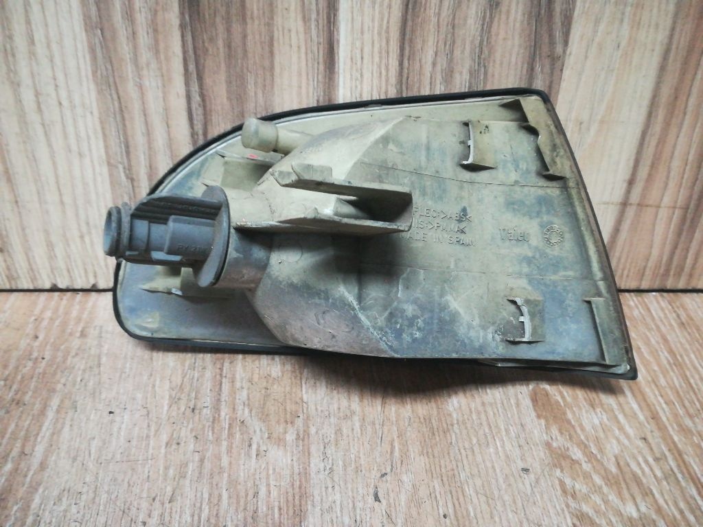 Поворотник левый к Audi A4 1998