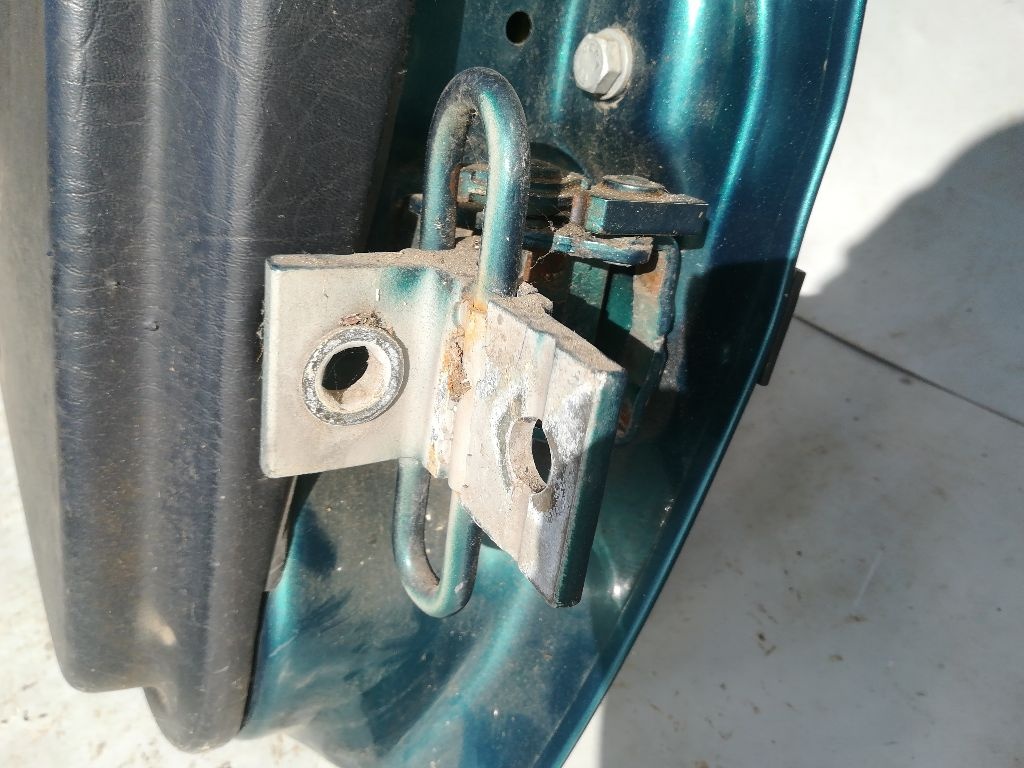Петля двери к Audi 80 1991
