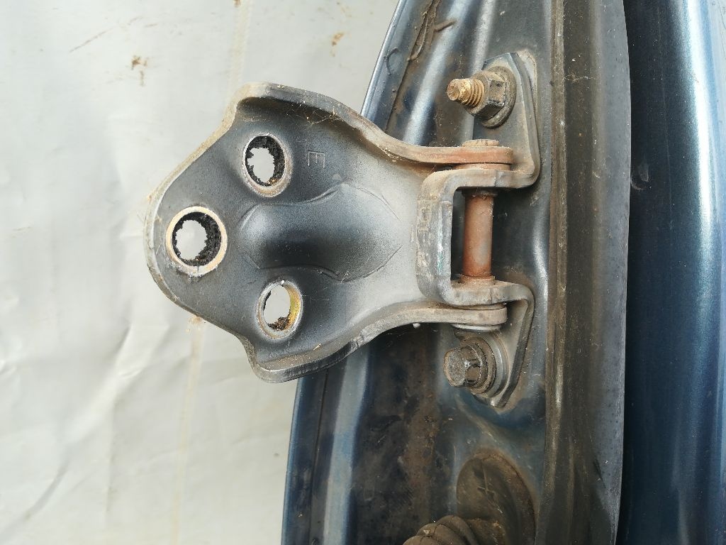 Петля двери к Mitsubishi Pajero 1997