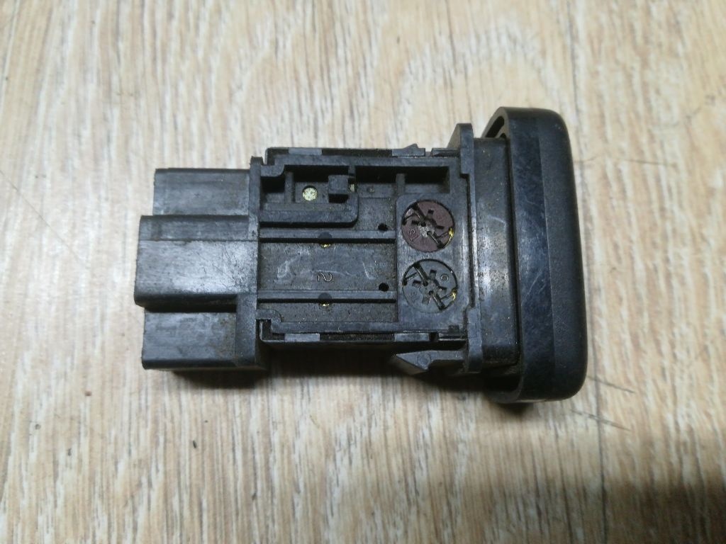 Кнопка противотуманных фар к Nissan Primera 1997
