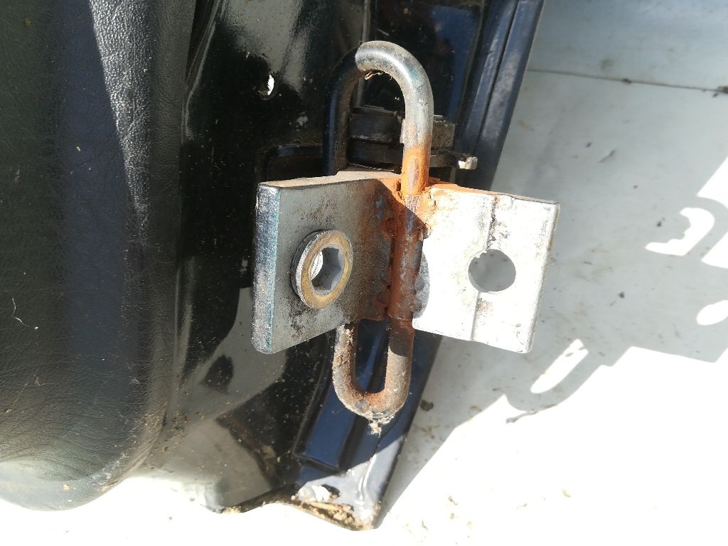 Петля двери к Audi 80 1995
