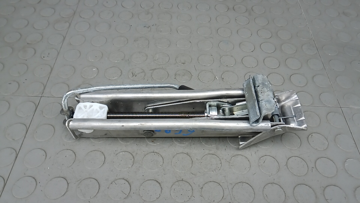 Домкрат к SEAT Leon 2008