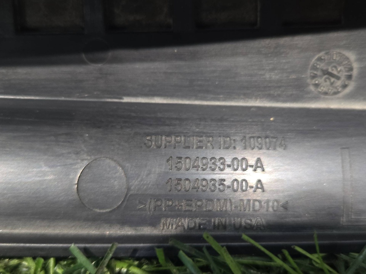 Уплотнитель капота к Tesla Model 3 2022