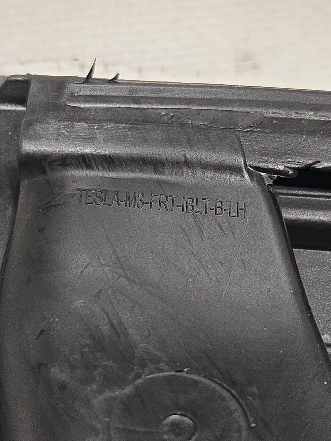 Уплотнитель к Tesla Model 3 2022