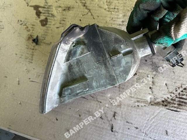 Поворотник правый к Renault Laguna 1995