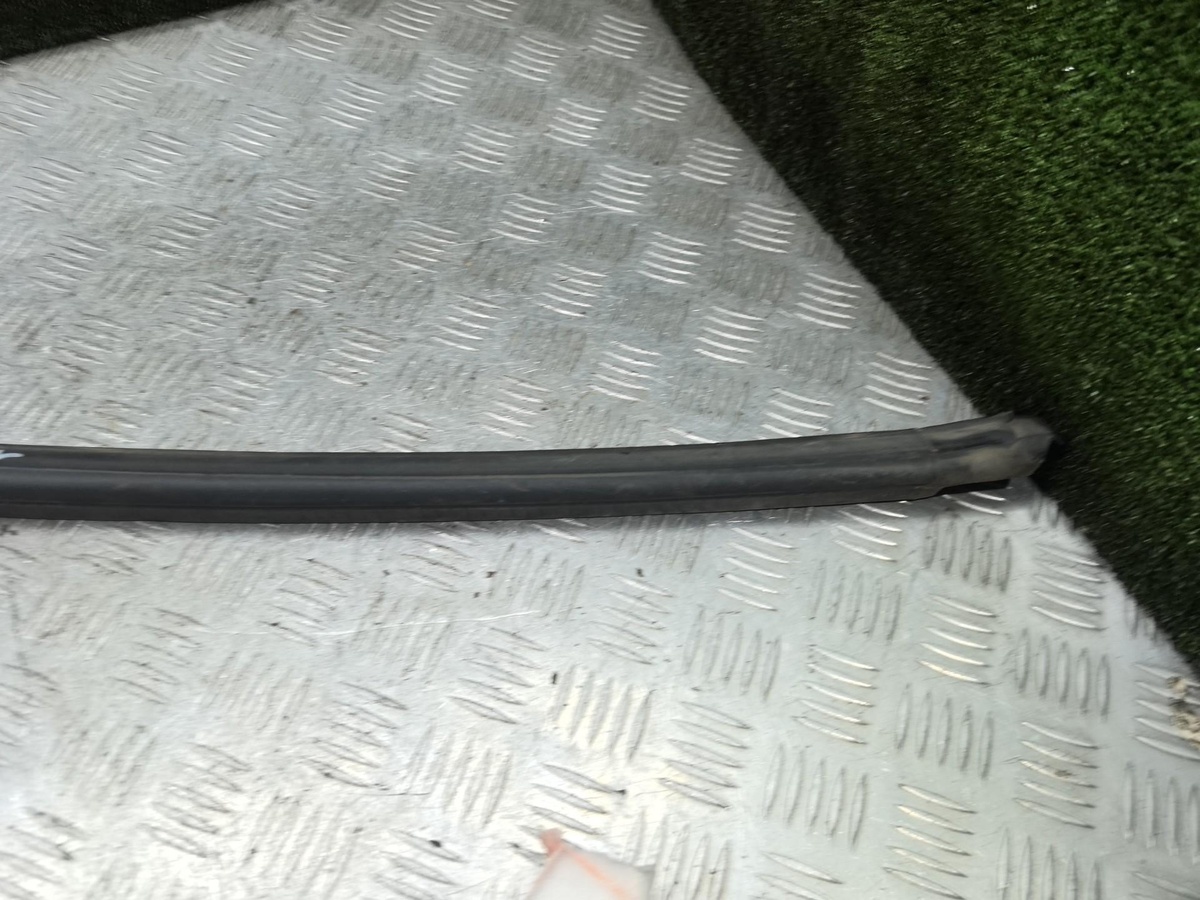 Уплотнитель к Dodge Caravan 2001