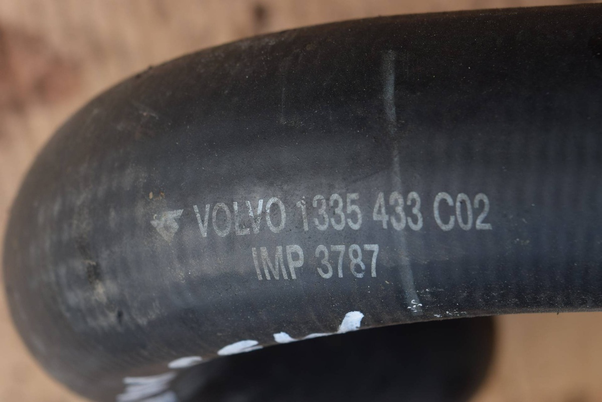 Патрубок к Volvo V70 1999